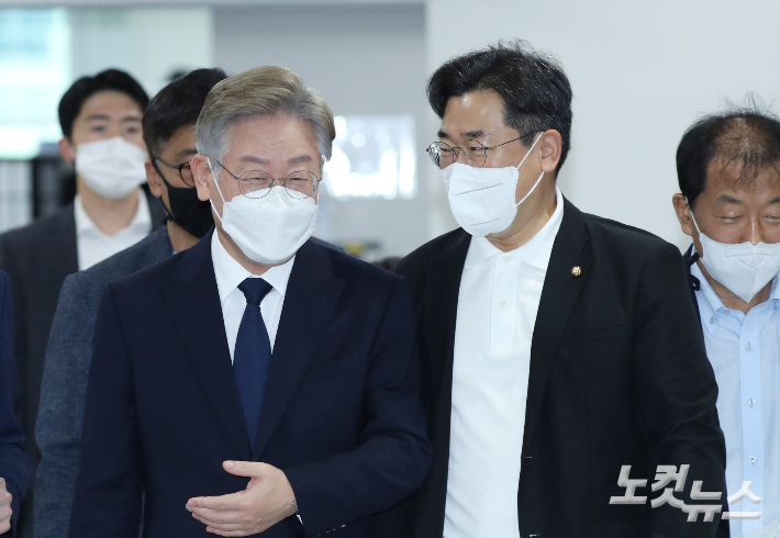 이재명 더불어민주당 대선 후보와 박찬대 의원. 윤창원 기자