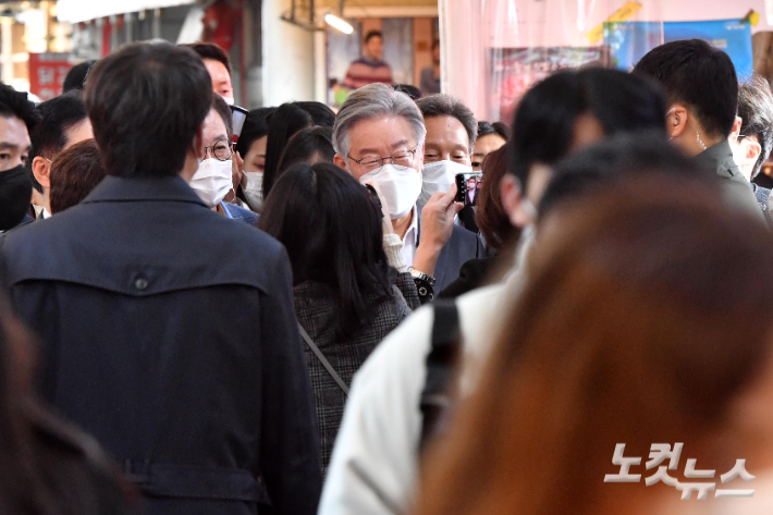 더불어민주당 이재명 대선 후보가 27일 서울 관악구 신원시장을 방문, 시민들과 인사하고 있다. 박종민 기자