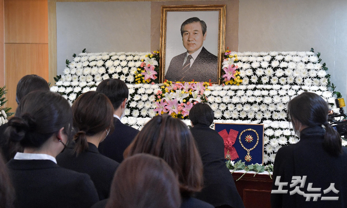 아트센터 나비 직원들이 지난 28일 서울 종로구 서울대병원 장례식장에 마련된 노태우 전 대통령 빈소를 찾아 조문하는 모습. 박종민 기자