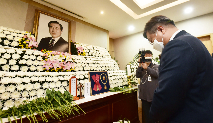 윤호중 더불어민주당 원내대표가 지난 28일 서울 종로구 서울대병원 장례식장에 마련된 故 노태우 전 대통령 빈소를 방문, 헌화를 하고 있다. 사진공동취재단