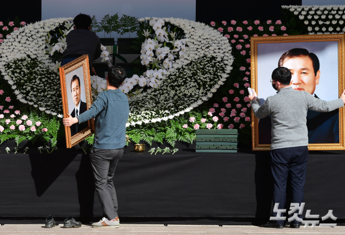 28일 서울광장에 고 노태우 전 대통령 국가장 합동분향소가 마련돼 있다. 서울시는 이날부터 30일까지 서울광장에 일반 시민을 위한 분향소를 운영한다. 운영시간은 오전 9시부터 오후 10시까지다. 황진환 기자