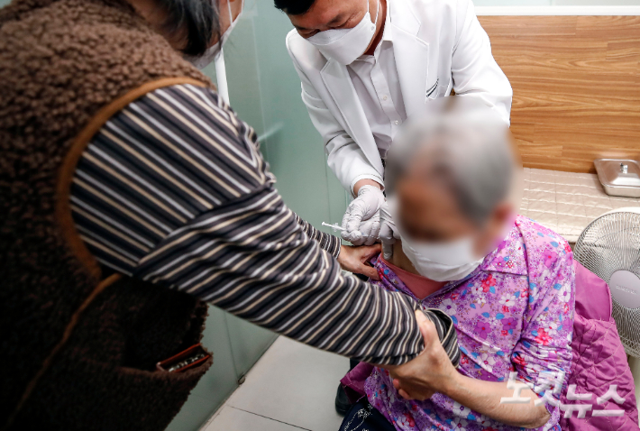 어르신이 코로나19 백신 추가접종을 하고 있다. 황진환 기자