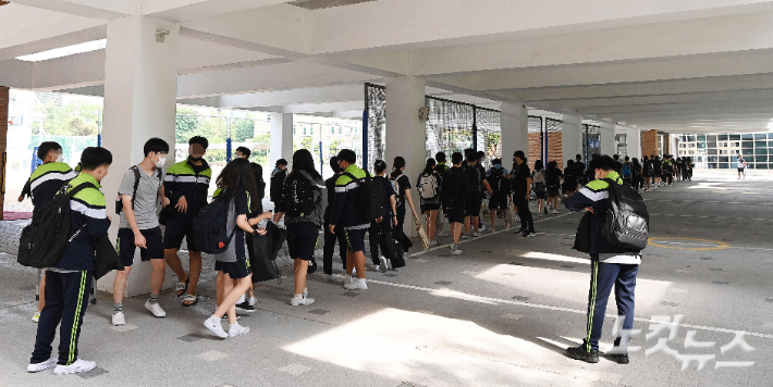 지난 6월 서울 양천구 월촌중학교에서 학생들이 등교하는 모습. 사진공동취재단