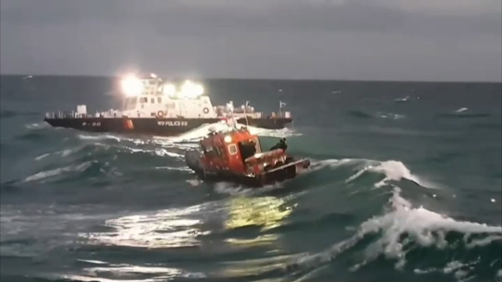 28일 부산 앞바다를 항해하던 유람선에서 바다로 빠져 실종된 승객을 찾기 위한 해경 수색이 이어지고 있다. 부산해경 제공