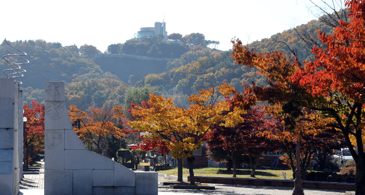 정부와 파주시 관계자 등에 따르면 노태우 전 대통령 유족 측은 파주 통일동산 내 장지 후보지를 살펴본 뒤 행정안전부와 논의를 거쳐 결정할 것으로 전해졌다. 연합뉴스