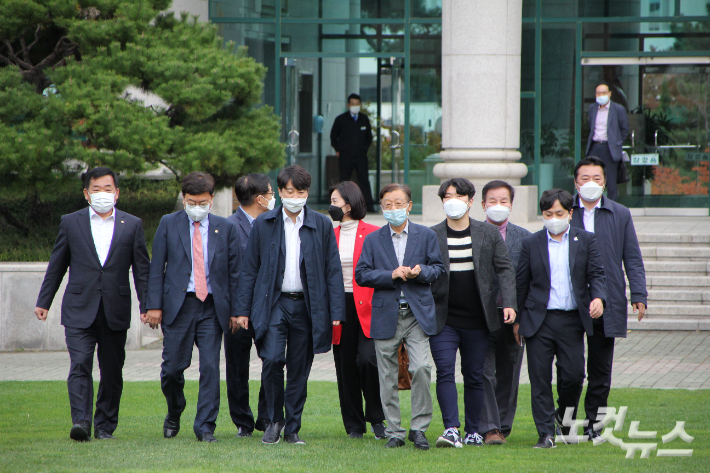 이준석 당대표가 울산대학교 본관을 나와 간담회 자리로 이동하고 있다. 반웅규 기자  