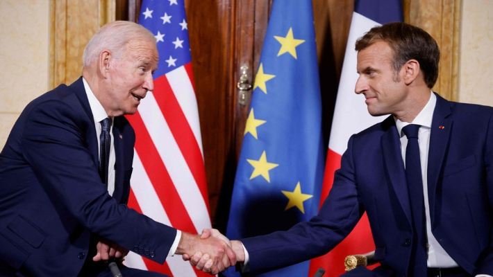 조 바이든 미국 대통령이 29일(현지시간) 에마뉘엘 마크롱 프랑스 대통령과 회담하고 있다. 두 정상의 대면 회담은 '오커스 갈등' 이후 처음이다. 연합뉴스