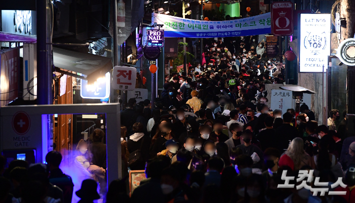핼러윈 데이를 하루 앞둔 30일 오후 서울 용산구 이태원 세계음식거리가 시민들로 붐비고 있다. 황진환 기자