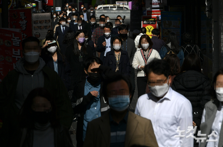 위드코로나를 앞두고 서울 중구 명동거리에 시민들로 북적이고 있다. 이한형 기자