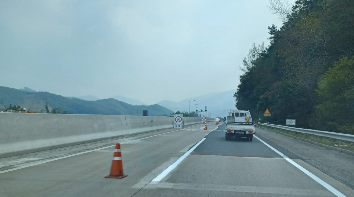 한국도로공사가 최근 호남고속도로 편도 2차로 가운데 1차로의 통행을 막고 보수공사를 진행하고 있다. 독자 제공