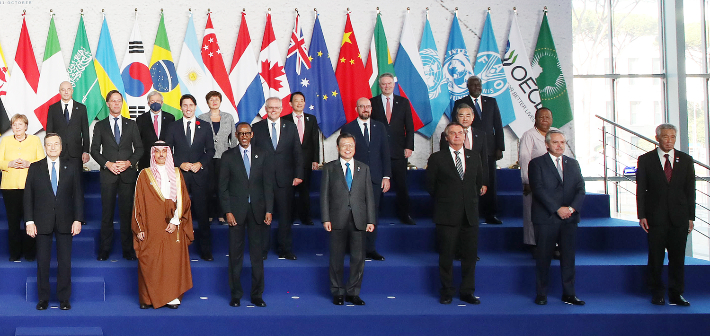 문재인 대통령이 이탈리아 로마 누볼라 컨벤션 센터에서 열린 주요 20개국(G20) 정상회의 공식 환영식에서 기념촬영을 하고 있다. 연합뉴스