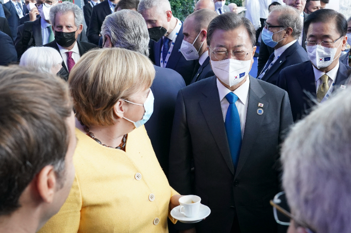 문재인 대통령이 지난 30일 이탈리아 로마 누볼라 컨벤션 센터에서 열린 주요 20개국(G20) 정상회의 정상 단체사진 촬영 전 앙겔라 메르켈 독일 총리와 만나 대화하는 모습. 연합뉴스