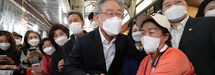 이재명 더불어민주당 대선 후보가 27일 오전 서울 관악구 신원시장을 방문, 상인들과 악수하고 있다. 국회사진취재단