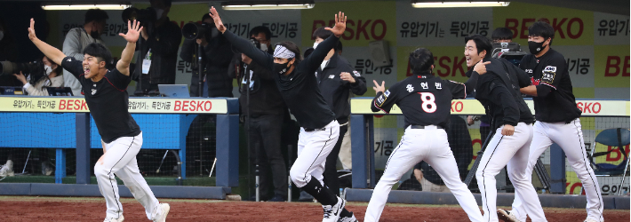 우승 자축하는 kt 선수들. 연합뉴스