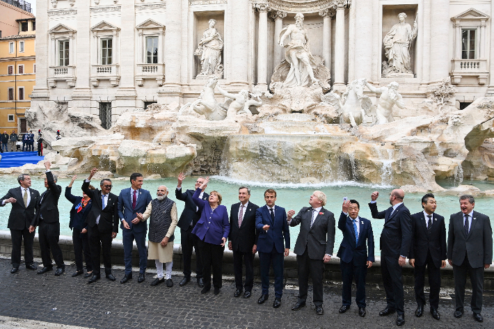 이탈리아에서 열린 주요 20개국(G20) 정상회의에 참석한 각국 정상들이 31일(현지시간) 수도 로마의 명물인 트레비 분수에서 '행운의 동전'을 던지고 있다. 연합뉴스