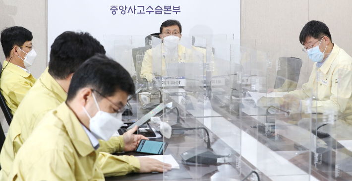 권덕철 중앙재난안전대책본부 1차장(보건복지부 장관, 가운데)이 1일 오전 세종시 정부세종청사에서 열린 신종 코로나바이러스 감염증(코로나19) 대응 중앙재난안전대책본부 회의를 주재하며 발언하고 있다. 연합뉴스