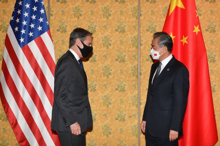 주요 20개국(G20) 정상회의 참석차 이탈리아를 방문한 토니 블링컨(왼쪽) 미국 국무부 장관과 왕이(오른쪽) 중국 외교담당 국무위원 겸 외교부장(장관)이 31일(현지시간) 수도 로마에서 만났다. 로이터 캡처