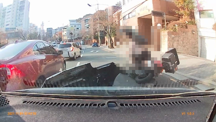 부산 금정구의 한 도로에서 오토바이와 모닝 차량이 충돌해 오토바이에 타고 있던 10대가 숨졌다. 부산경찰청 제공