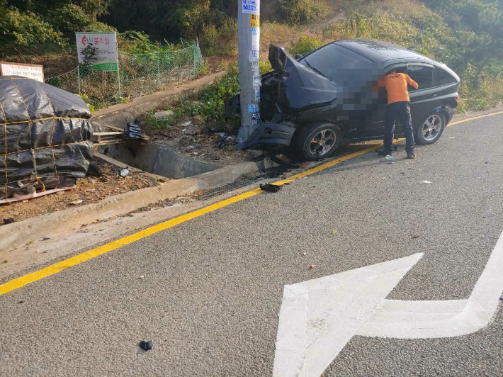 부산 강서구 한 도로에서 액티언 차량이 주차시설물을 들이받아 운전자가 숨졌다. 부산경찰청 제공