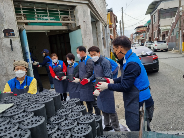 포스코 전기강판부(김진형 봉사단장) 공장장(강용진)은 지난달 30일 포항시 남구 제철동 에너지 취약 3가구에 연탄을 1200장을 전달했다. 포항시 남구청 제공