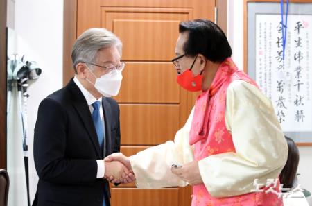 김호일 대한노인회장과 만나는 이재명 대선후보