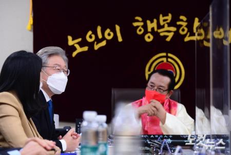 대한노인회장과 대화하는 이재명 대선후보