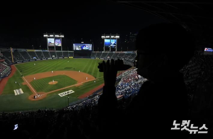 단계적 일상회복, 야구장 문 열렸다
