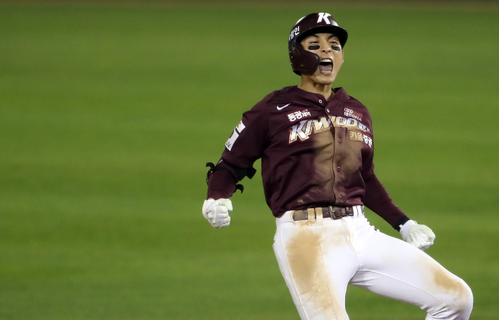 1일 오후 서울 송파구 잠실야구장에서 열린 프로야구 2021 신한은행 쏠(SOL) KBO 포스트시즌 와일드카드 결정전 키움 히어로즈와 두산 베어스의 경기. 키움 이정후가 9회초 2사 1,2루에서 2타점 적시타를 때린 뒤 환호하고 있다. 연합뉴스