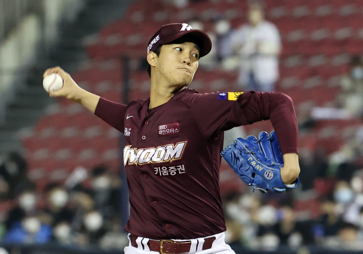 1일 오후 서울 송파구 잠실구장에서 열린 프로야구 2021 신한은행 쏠(SOL) KBO 포스트시즌 와일드카드 결정전 키움 히어로즈와 두산 베어스의 경기. 연합뉴스