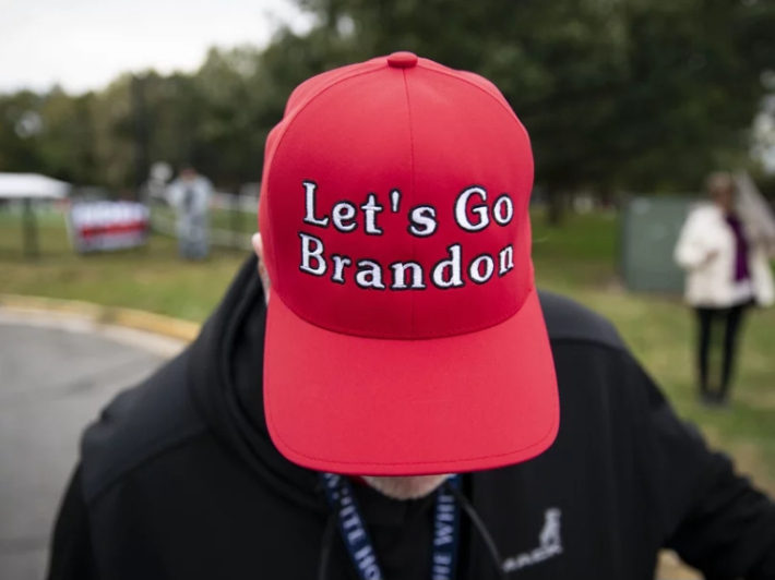 도널드 트럼프 전 대통령 지지자가 지난 20일 '브랜든 파이팅' 모자를 보여주고 있다. NPR캡처