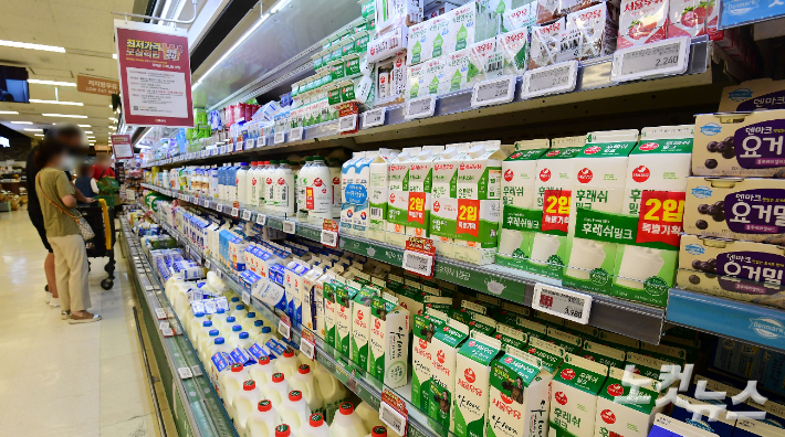 지난달 1일 서울시내 대형마트 우유제품 코너를 찾은 시민들의 모습. 황진환 기자