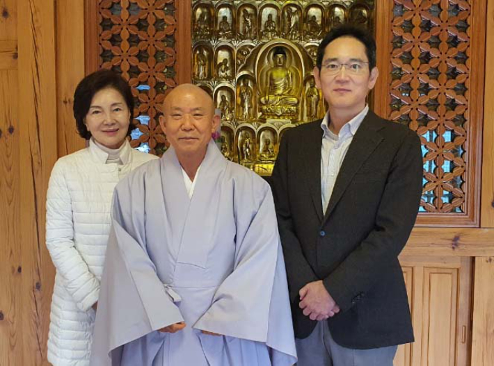 이재용 삼성전자 부회장과 모친 홍라희 전 리움미술관장이 삼성전자 창립 52주년 기념일인 지난 1일 경남 합천군 해인사를 찾아 방장 스님과 촬영하는 모습. 연합뉴스