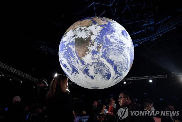 COP26 회의장에 설치된 지구 모형. 연합뉴스