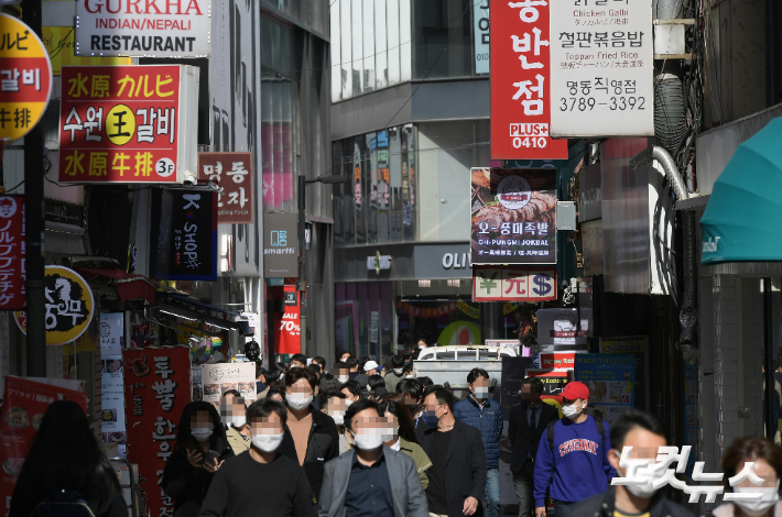 위드코로나를 앞둔 29일 오후 서울 중구 명동거리에 시민들로 북적이고 있다. 이한형 기자