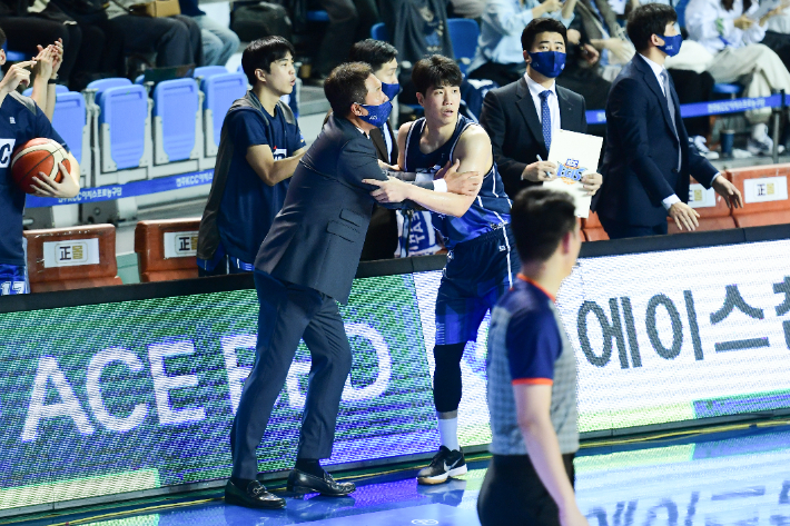 KCC 전창진 감독과 김지완. KBL 제공