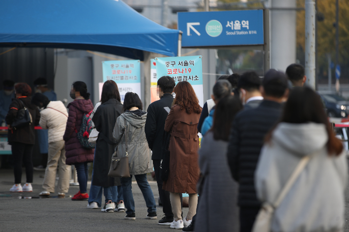 지난 2일 오전 서울역광장에 설치된 임시선별검사소에서 시민들이 코로나19 검사를 받기 위해 줄을 서고 있다. 연합뉴스