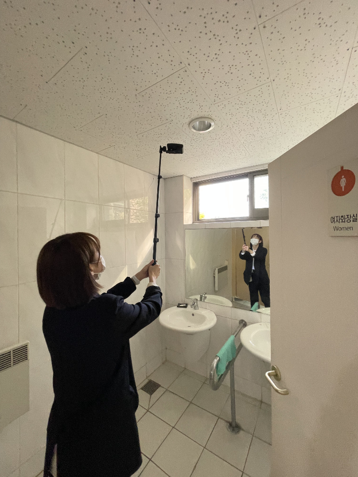 전북 전주시는 불법촬영 범죄를 막기 위해 불법촬영카메라 탐지장비 무료대여서비스를 지속 운영한다. 전주시 제공