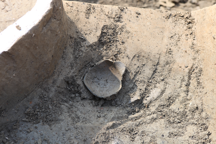 풍납동 토성 동성벽 해자구간 출토된 백제토기. 송파구 제공 