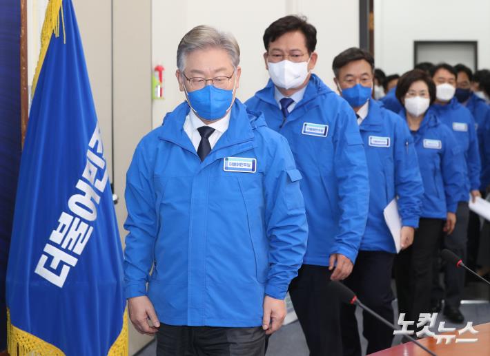 이재명(왼쪽) 더불어민주당 대선후보, 송영길 상임선대위원장 등 공동선대위원장들이 3일 오전 서울 여의도 국회에서 열린 중앙선거대책위원회의에 참석하고 있다.