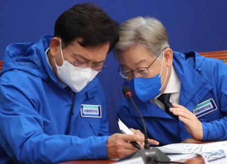 이재명(오른쪽) 더불어민주당 대선후보와 송영길 상임선대위원장이 3일 오전 서울 여의도 국회에서 열린 중앙선거대책위원회의에 참석해 대화를 하고 있다.