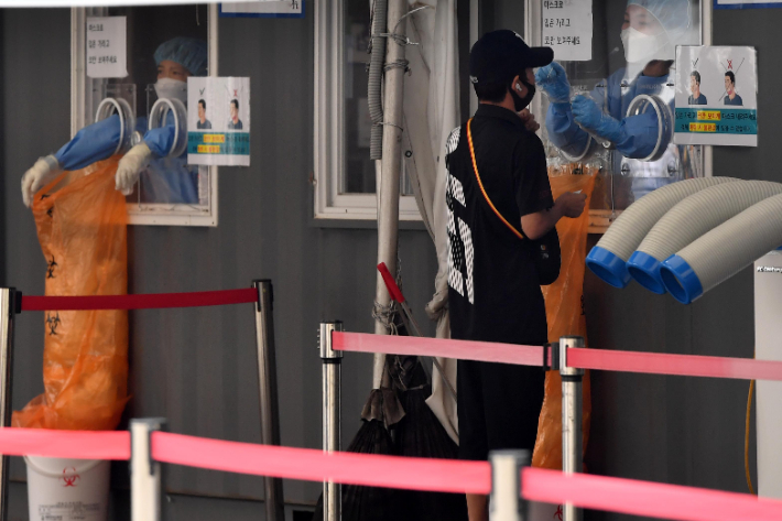 서울역 임시선별진료소를 찾은 시민이 코로나 19 검사를 받고 있다. 박종민 기자