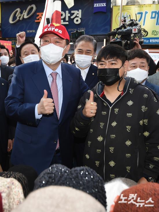 윤석열, 남대문시장 상인과 엄지척 기념촬영