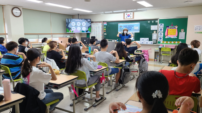충청북도 청주시 산성초등학교 6학년을 대상으로 '푸른코끼리' 강사가 사이버폭력 예방 교육을 실시하고 있다. 삼성전자 제공