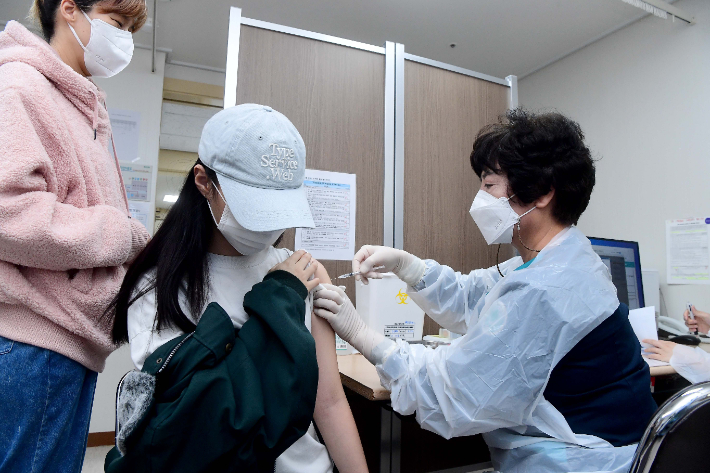 12~17세 소아청소년에 대한 코로나19 백신 접종이 시작된 지난달 18일 서울 양천구 홍익병원에서 한 학생이 코로나19 백신접종을 하고 있다. 이날부터 16~17세 청소년(2004~2005년생)과 임신부의 백신 접종이 시작된다. 사진공동취재단