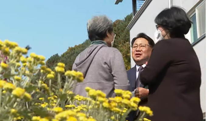 주민들과 이야기 나누는 이성호 목사. (춘천 방하리 참좋은교회)