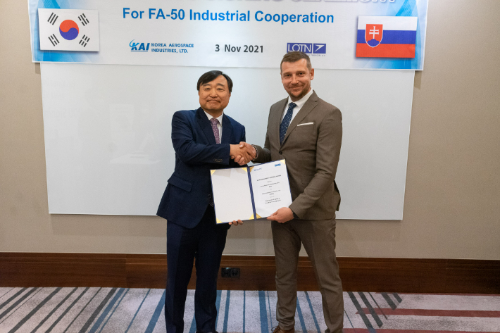 KAI 안현호 사장(왼쪽)과 LOTN Juraj Lauš (유라이 라우치) 총괄부사장(Executive Director). KAI 제공