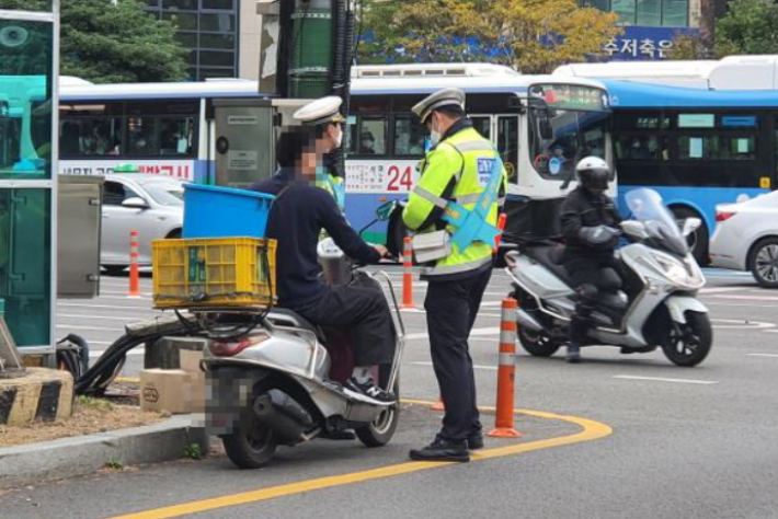 오토바이 단속 중인 경찰. 기사 내용과 관련 없음. 부산경찰청 제공