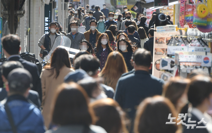 경남의 코로나19 확진자가 하루 새 70명 이상 줄어 30명대를 보였다. 이한형 기자