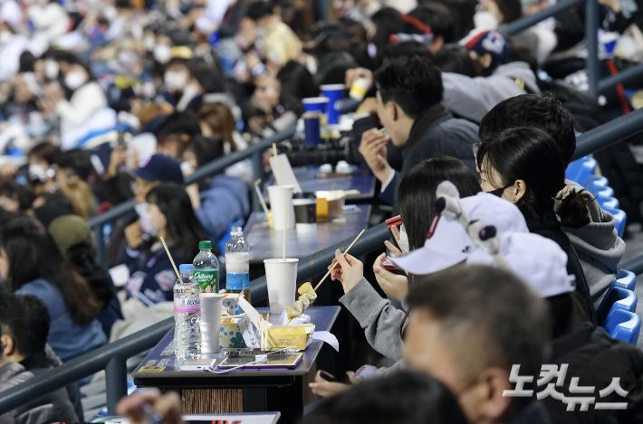 1일 오후 서울 송파구 잠실구장에서 열린 프로야구 2021 신한은행 쏠(SOL) KBO 포스트시즌 와일드카드 결정전 키움 히어로즈와 두산 베어스의 경기. 관중들이 음식을 먹고 있다. 이한형 기자