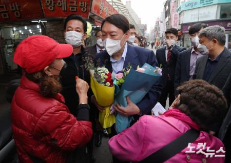 지지자들로부터 꽃다발 전달받는 윤석열